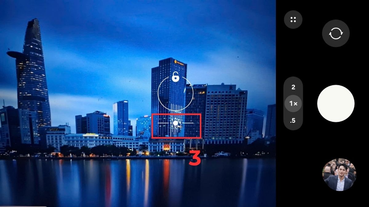 Sử dụng thanh bù trừ sáng trên smartphone để điều chỉnh EV là gì khi chụp đêm.