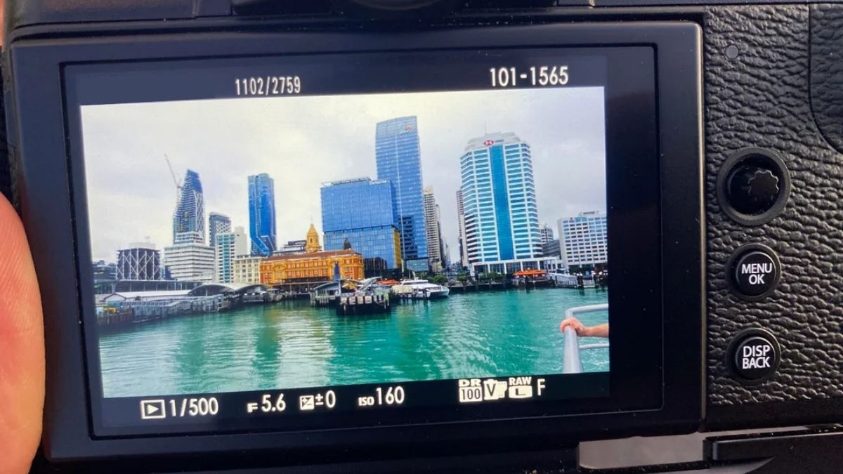 Màn hình máy ảnh hiển thị thông số phơi sáng giúp giải thích EV là viết tắt của từ gì.