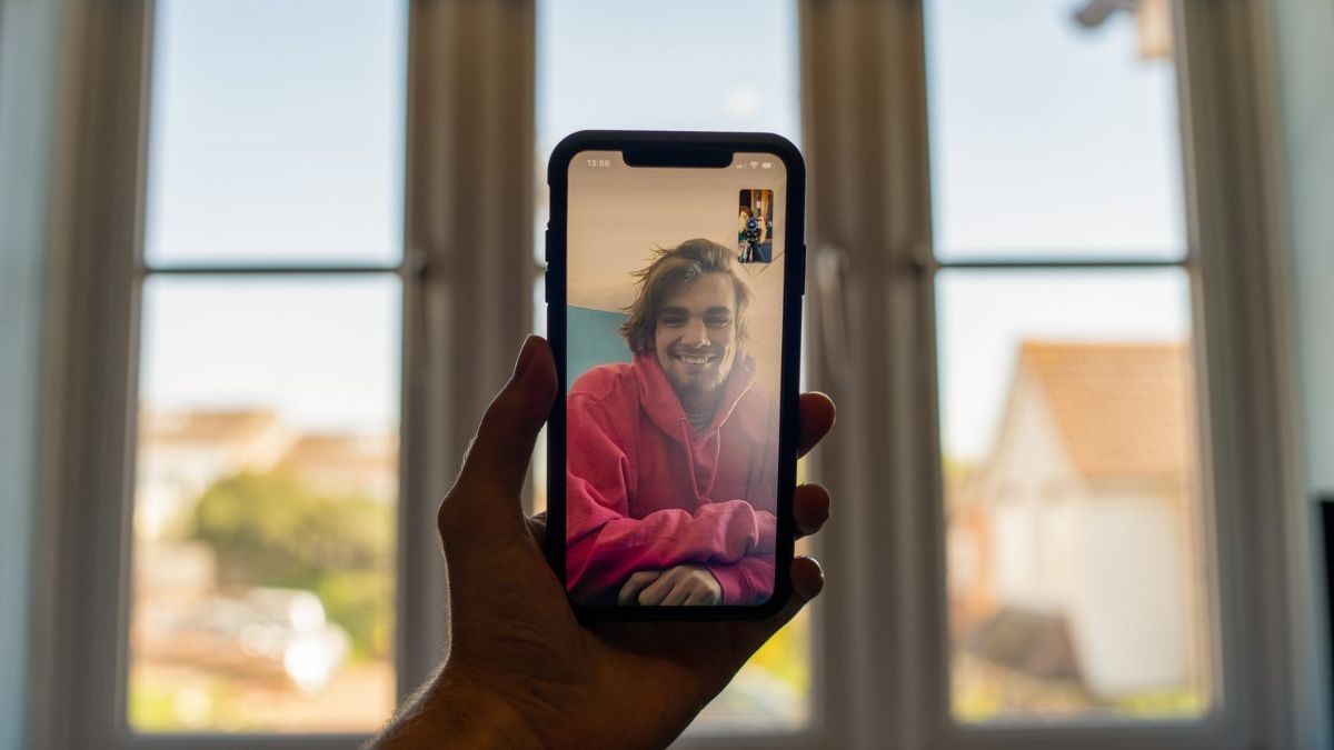 Ảnh chụp màn hình cuộc gọi video call FaceTime với nhiều người, minh họa lợi ích của tính năng Facetime on Android giúp kết nối dễ dàng.