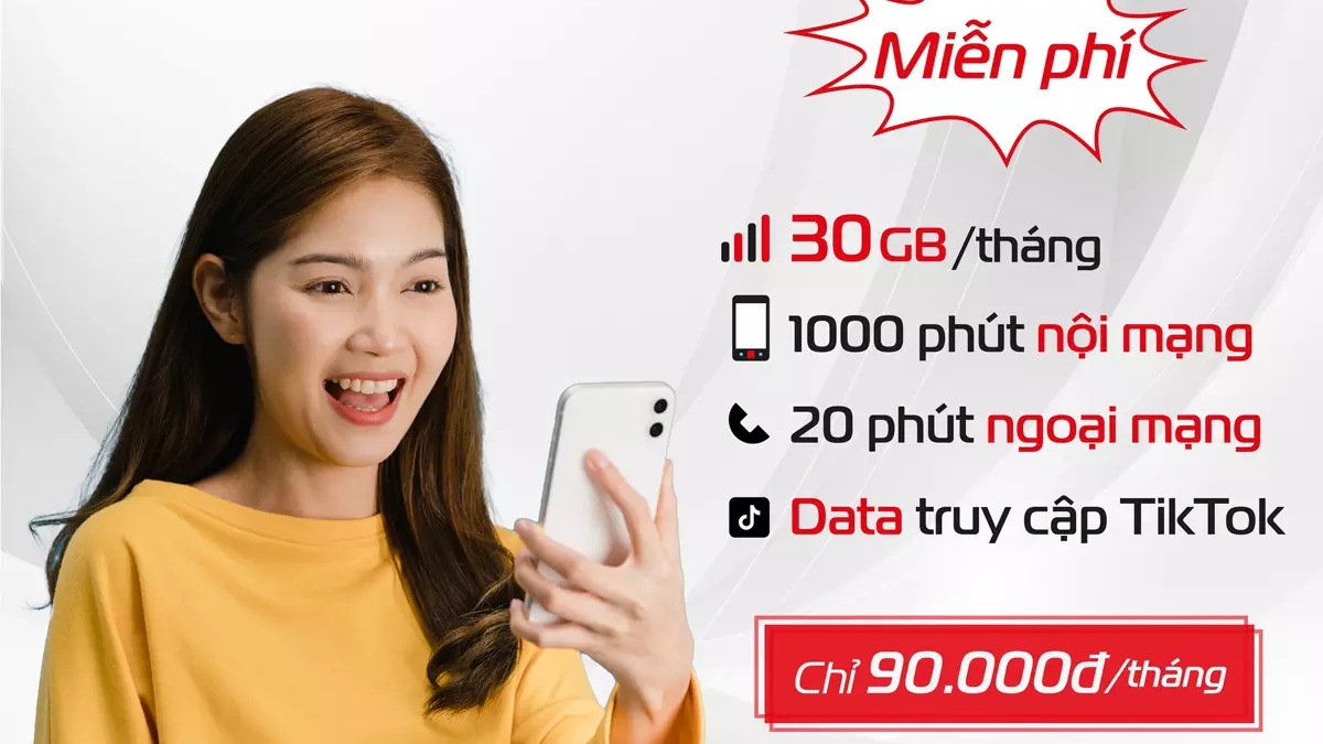 Khách hàng vui vẻ với thông tin ưu đãi gói cước 90k Viettel (30GB/tháng, 1000 phút nội mạng) và miễn phí TikTok.