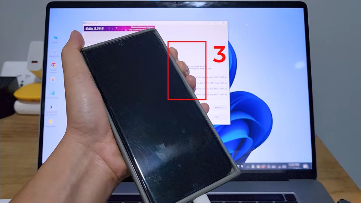 Thao tác đưa điện thoại vào chế độ Download Mode để hạ cấp Android Samsung.