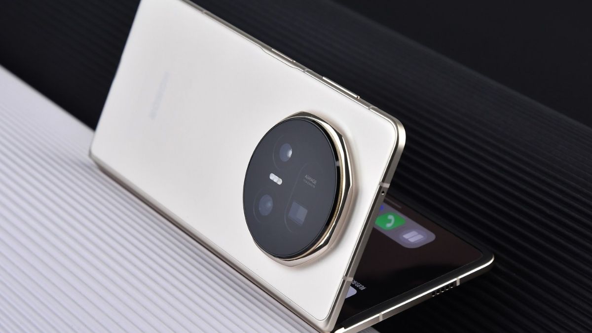 Cận cảnh thiết kế Honor Magic V5 minh chứng cho điện thoại honor của nước nào sản xuất rất tinh tế.