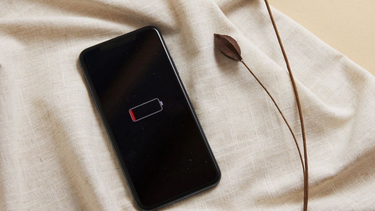 Hình ảnh iPhone 11 hiển thị biểu tượng pin yếu màu đỏ, nguyên nhân phổ biến khiến iPhone tự nhiên sập nguồn bật không lên.