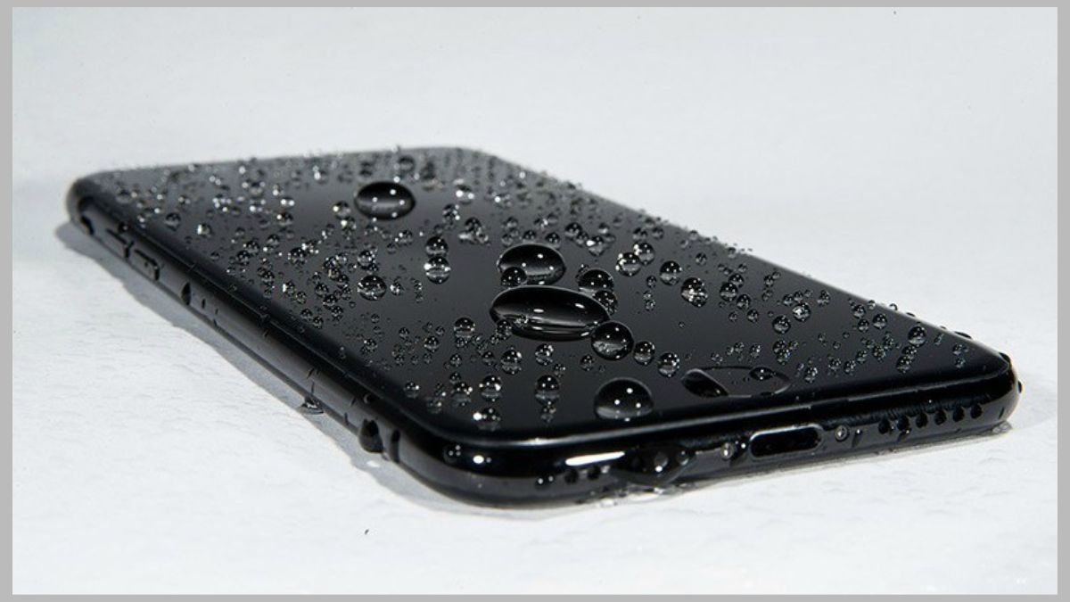 Nhân viên kỹ thuật đang kiểm tra bo mạch iPhone, giải pháp cuối cùng khi điện thoại iPhone không lên nguồn do lỗi mainboard.