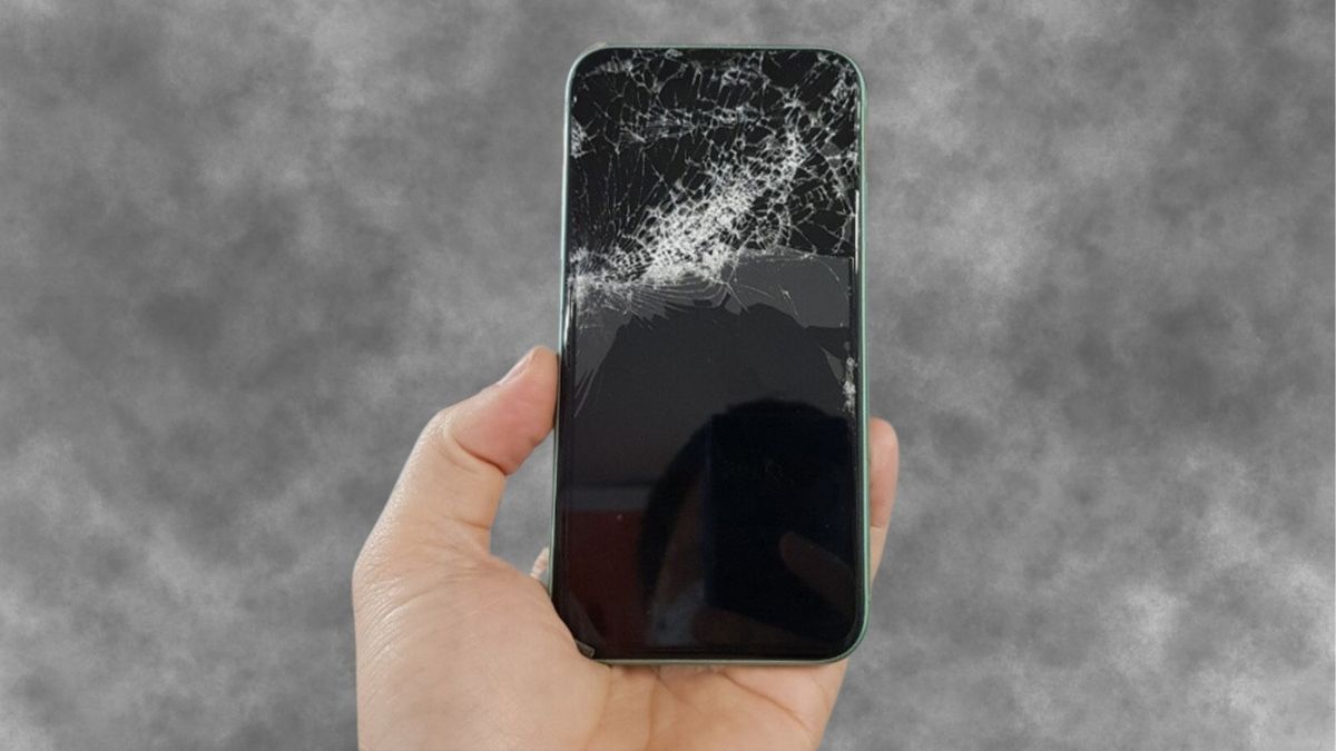 Hình ảnh iPhone bị rơi, minh họa nguyên nhân hỏng phần cứng khiến iPhone 11 bị tắt nguồn bật không lên.