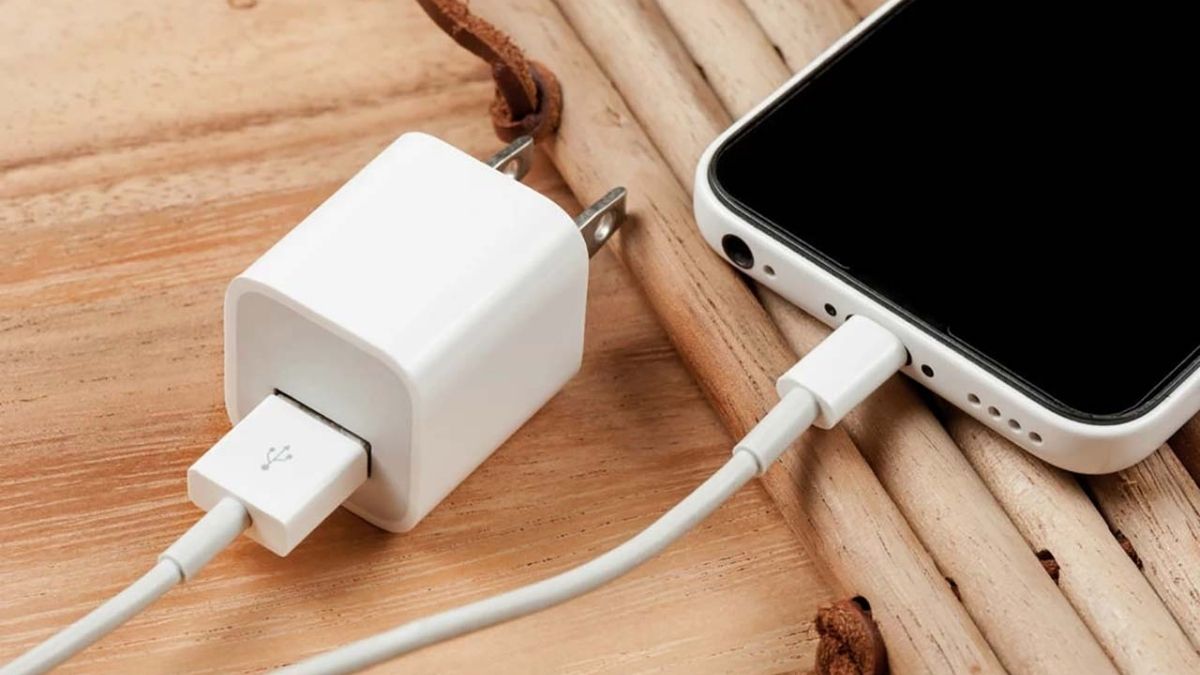 Thao tác cắm sạc cho iPhone, giải pháp đầu tiên khi iPhone không lên nguồn do hết pin.