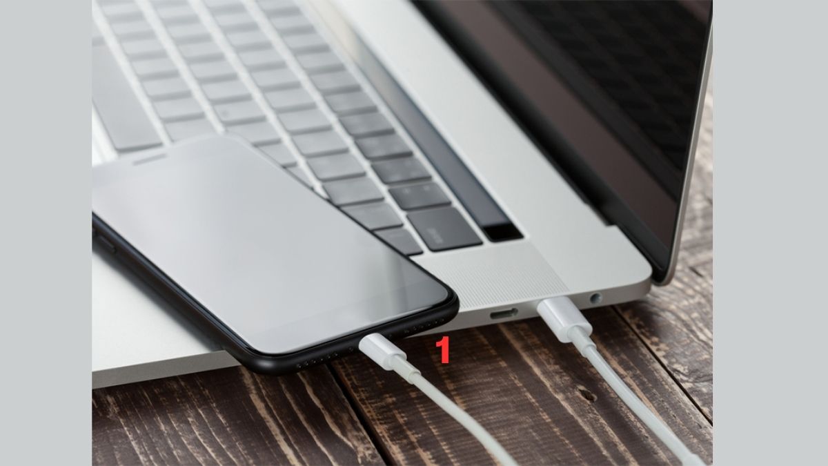 Hình ảnh iPhone 11 kết nối với máy tính, bước chuẩn bị đưa máy về Recovery Mode.