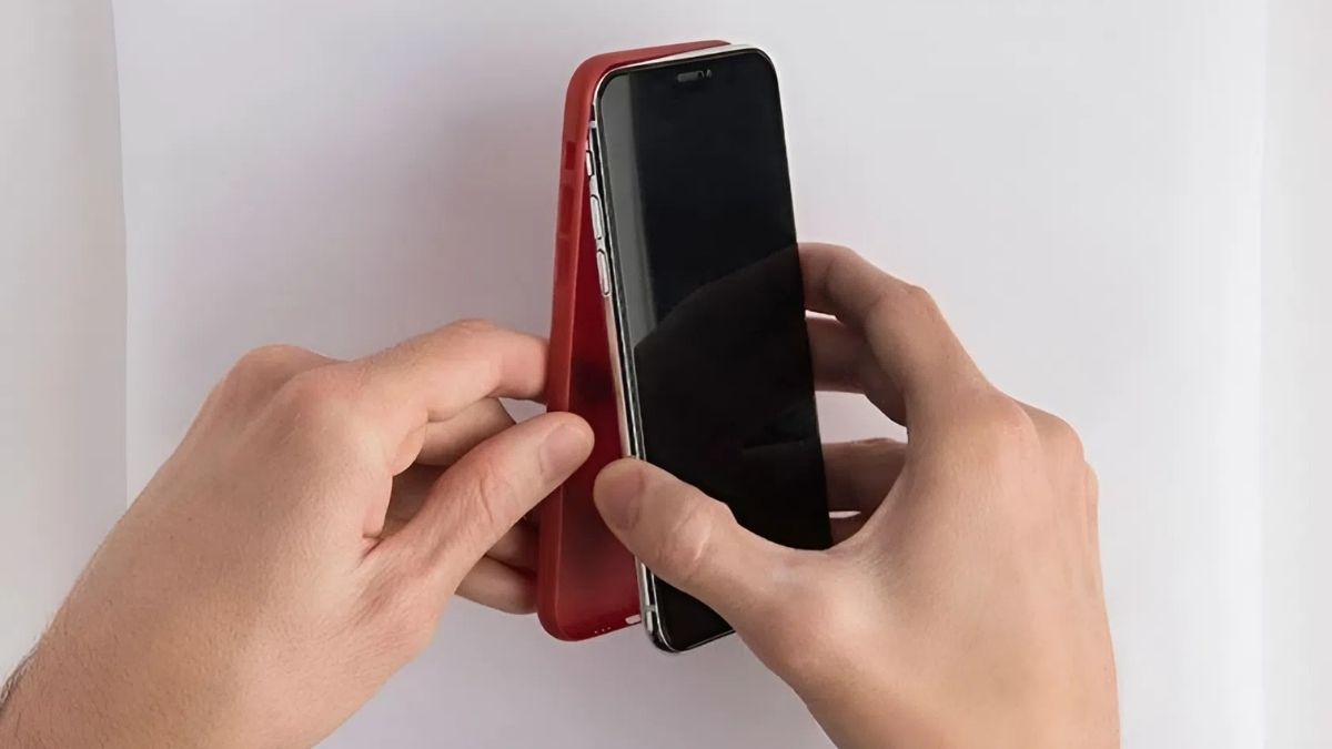 Thao tác tháo ốp lưng iPhone và đặt máy ở nơi thoáng mát, giải pháp giảm nhiệt khi iPhone tự nhiên sập nguồn bật không lên.