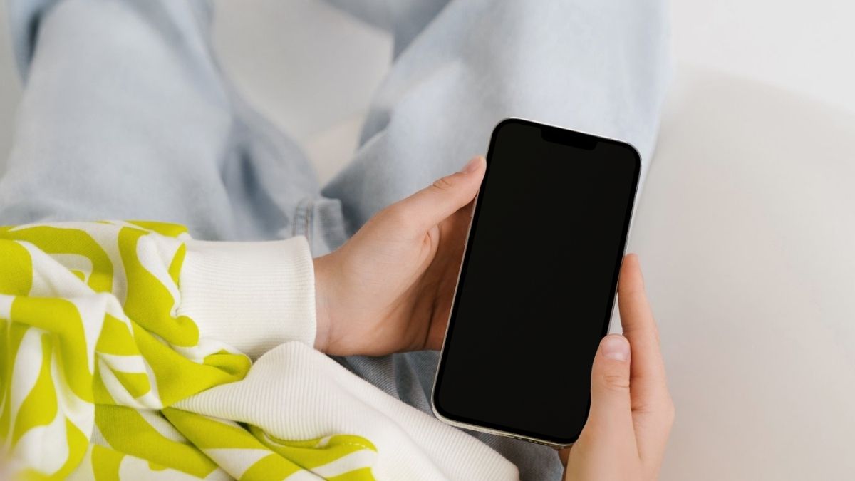 Hình ảnh iPhone 11 vẫn tối đen sau khi khởi động lại, dấu hiệu cần mang máy đi sửa chữa.