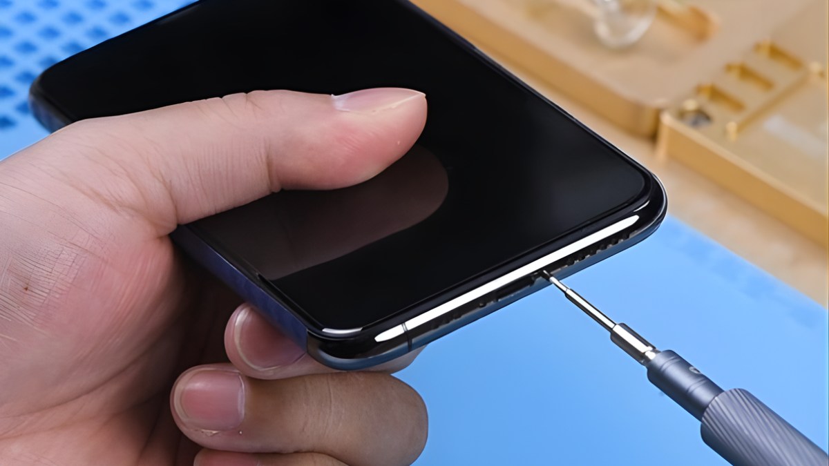 Kỹ thuật viên kiểm tra lỗi phần cứng khi iphone không lên màn hình nhưng vẫn có tiếng