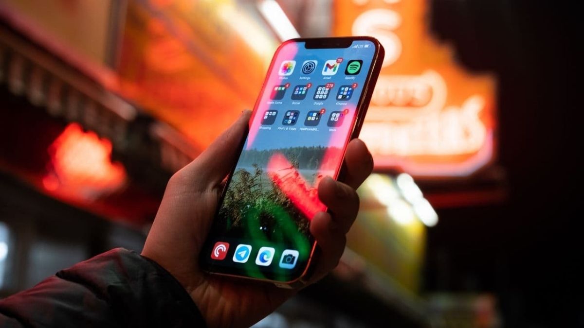 Iphone 12 pro max có lỗi gì không liên quan hiệu năng? Máy có thể giật lag khi đầy bộ nhớ.