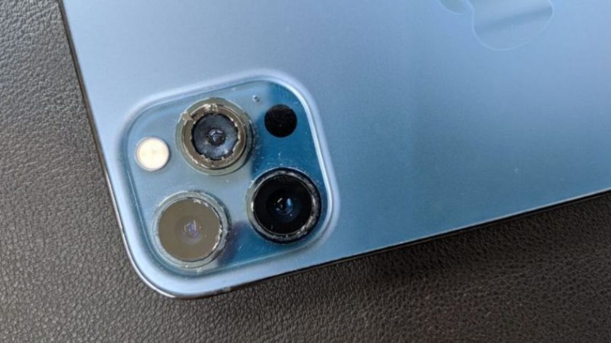 iPhone 12 Pro Max có bị lỗi không ở camera? Có thể bị mờ do bụi bẩn lâu ngày không vệ sinh.