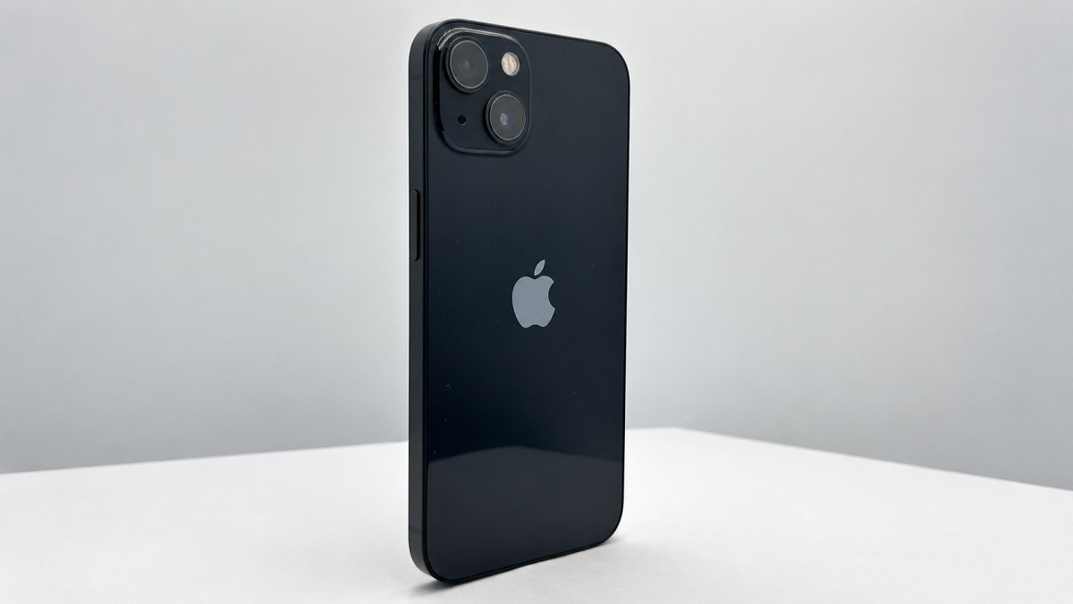 Cận cảnh phiên bản đen sang trọng giúp giải đáp iphone 13 có mấy màu.
