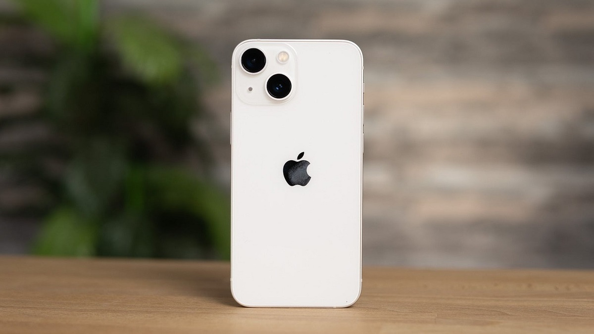 Thiết kế mặt lưng trắng tinh tế khi tìm hiểu iphone 13 có mấy màu.