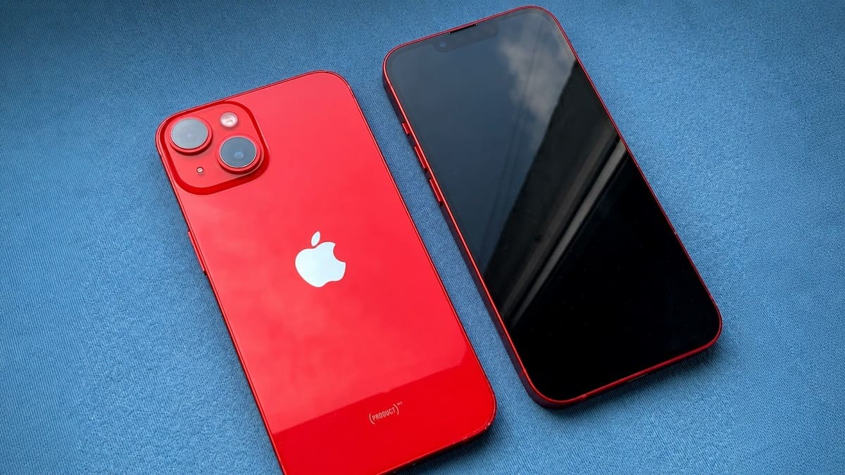 Điện thoại sắc đỏ cá tính nổi bật thuộc thắc mắc iphone 13 có mấy màu.