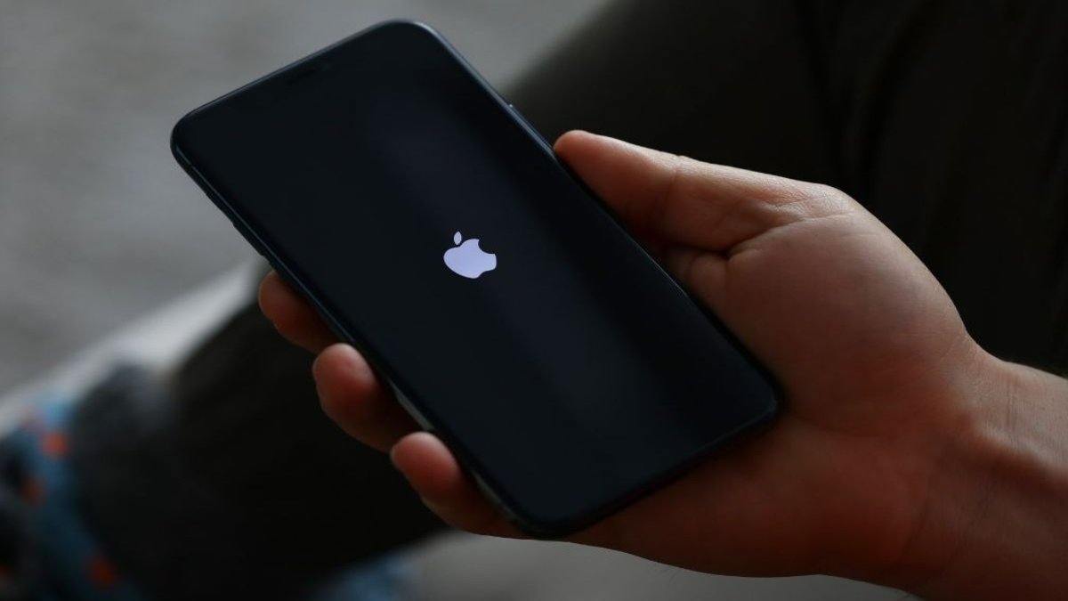 Điện thoại hiển thị logo khi sửa lỗi iphone 13 không lên màn hình.