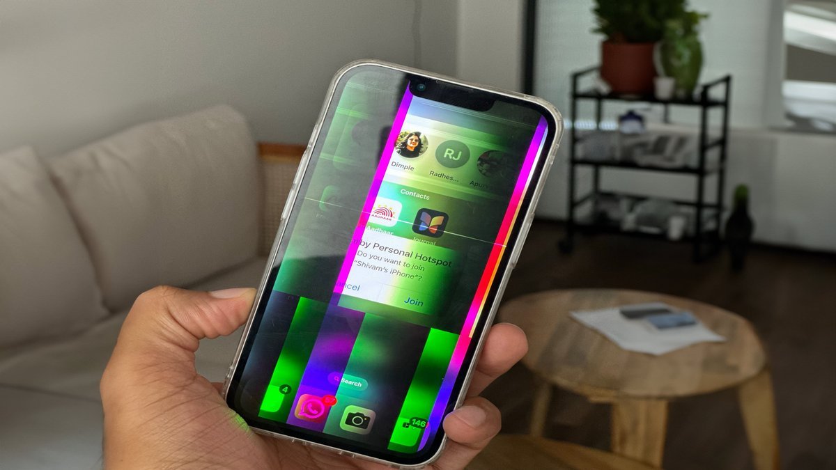 Màn hình hiển thị sọc xanh nghiêm trọng lỗi iphone 13 không lên màn hình.