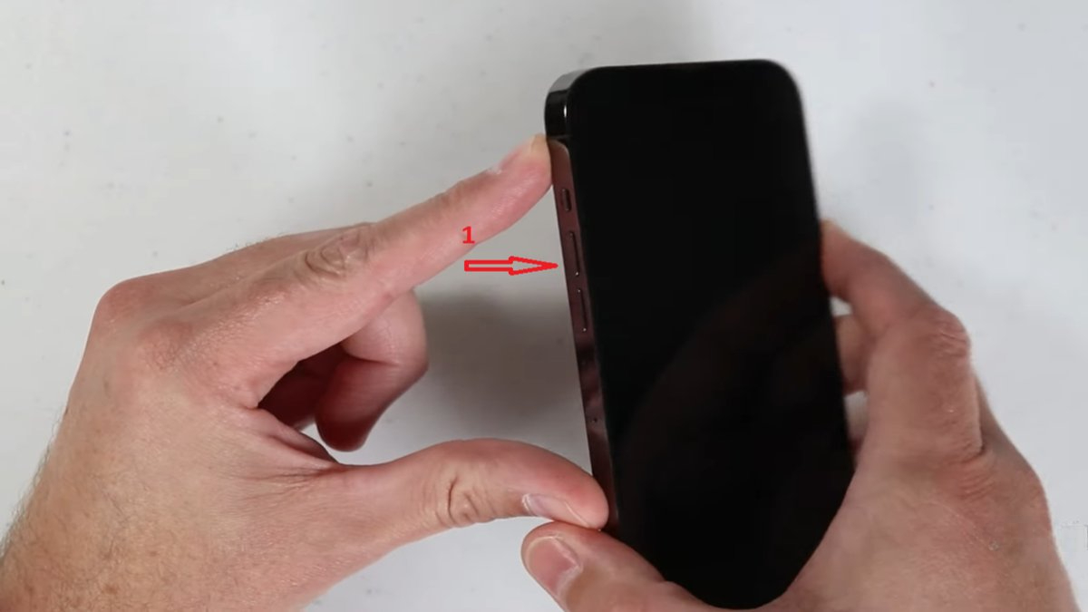Bước ấn phím tăng âm lượng sửa lỗi iphone 13 không lên màn hình.