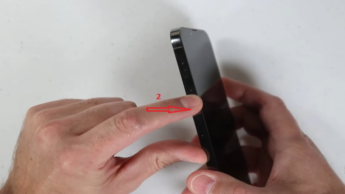 Thao tác bấm nút giảm âm lượng chữa iphone 13 không lên màn hình.