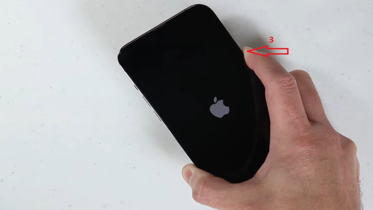 Nhấn giữ phím nguồn để khởi động iphone 13 không lên màn hình.