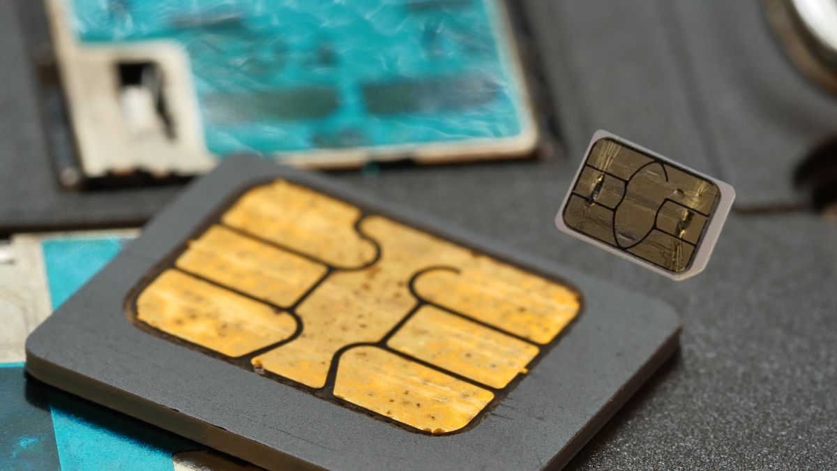 Thẻ SIM bị hỏng hoặc trầy xước khiến iPhone 13 Pro Max không nhận SIM.