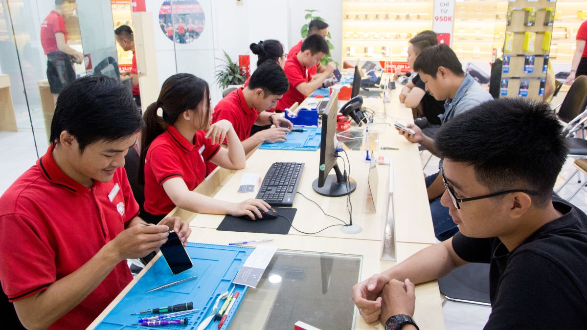Kỹ thuật viên sửa chữa lỗi phần cứng khiến iPhone 13 Pro Max không nhận SIM.