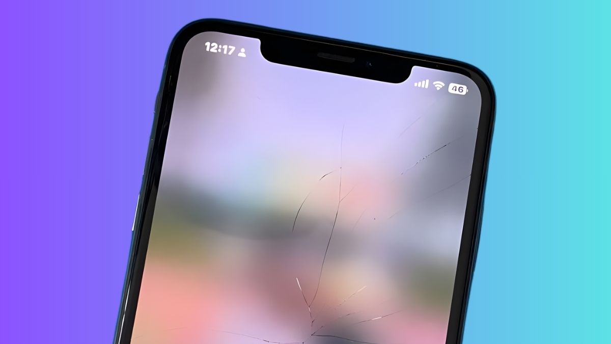Hình ảnh cận cảnh màn hình iPhone bị đơ và nứt nhẹ, minh họa dấu hiệu iphone 14 bị đơ màn hình không tắt nguồn được.