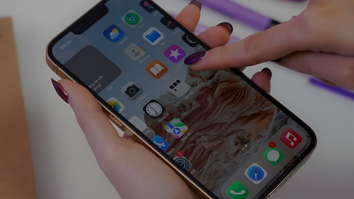 Bàn tay đang cầm iPhone 14 bị nóng, minh họa nguyên nhân máy quá tải/quá nóng khiến iphone bị đơ màn hình.