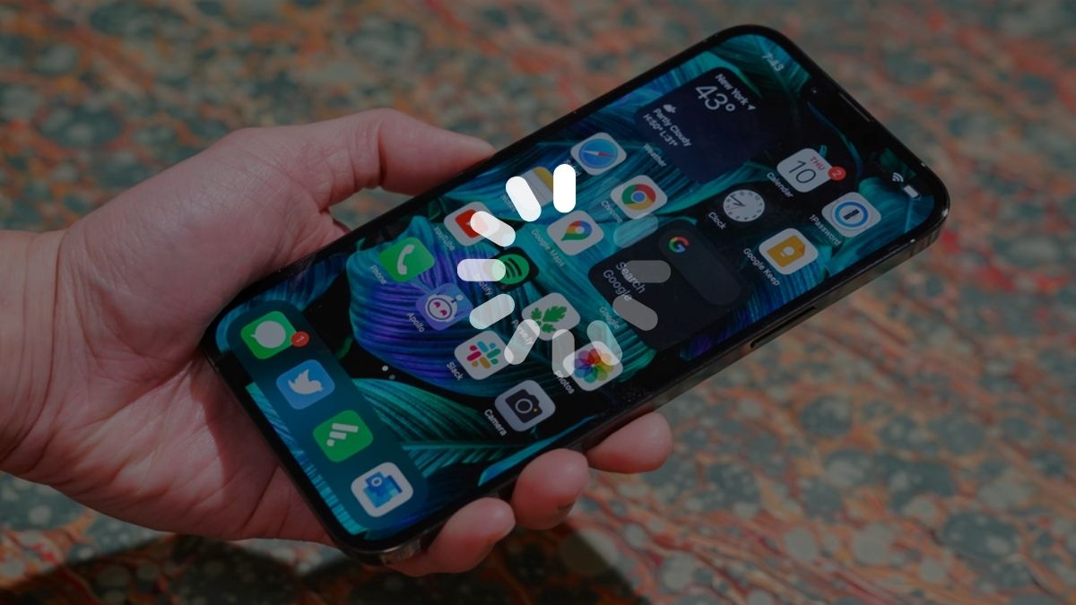 Ảnh minh họa màn hình iPhone 14 bị treo và giật (hiệu ứng tải), do xung đột ứng dụng hoặc quá tải RAM.