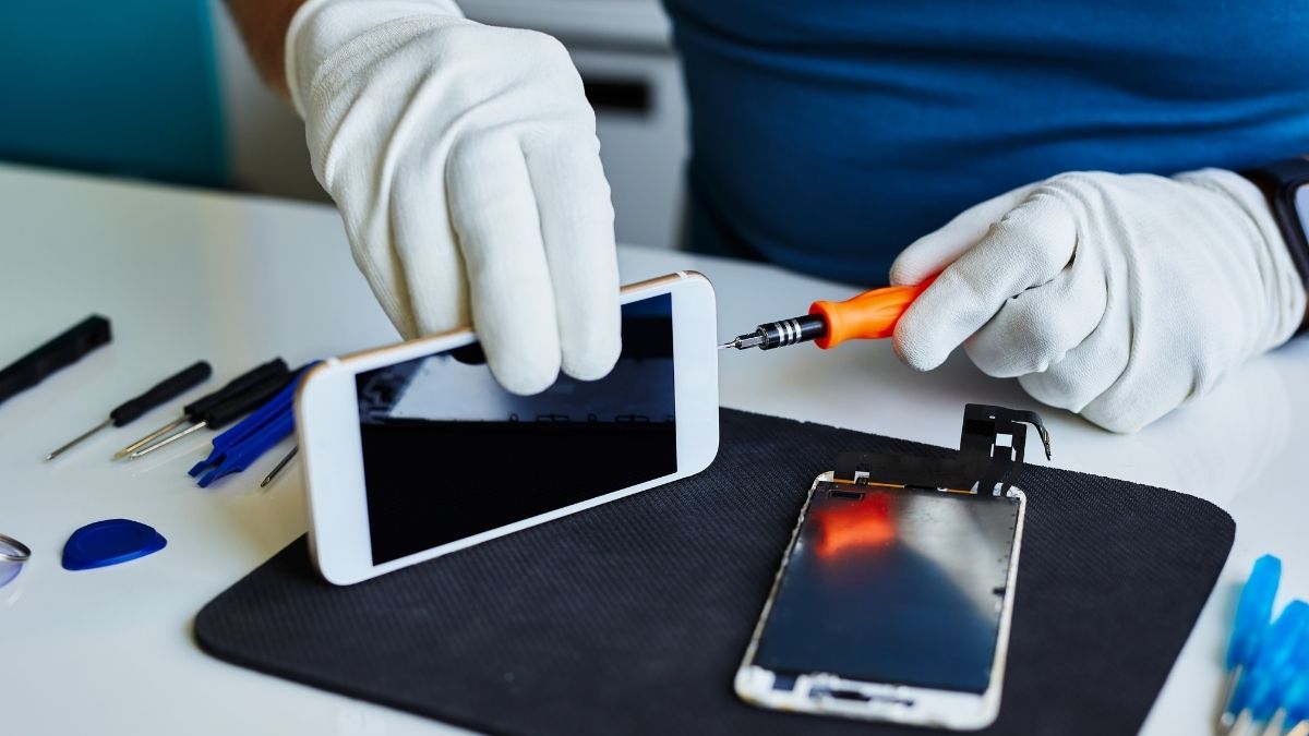 Kỹ thuật viên kiểm tra màn hình và IC hiển thị khi iphone không lên màn hình