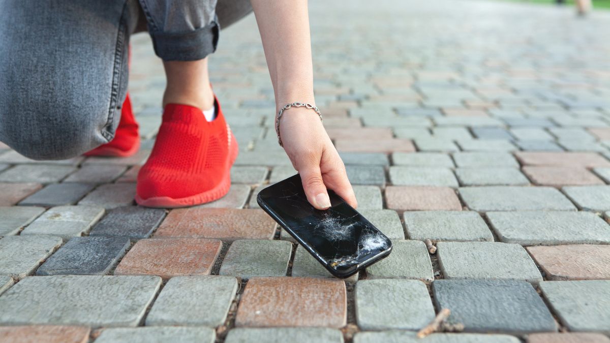 iphone bị đen màn hình sau khi rơi xuống đất, có vết nứt vỡ