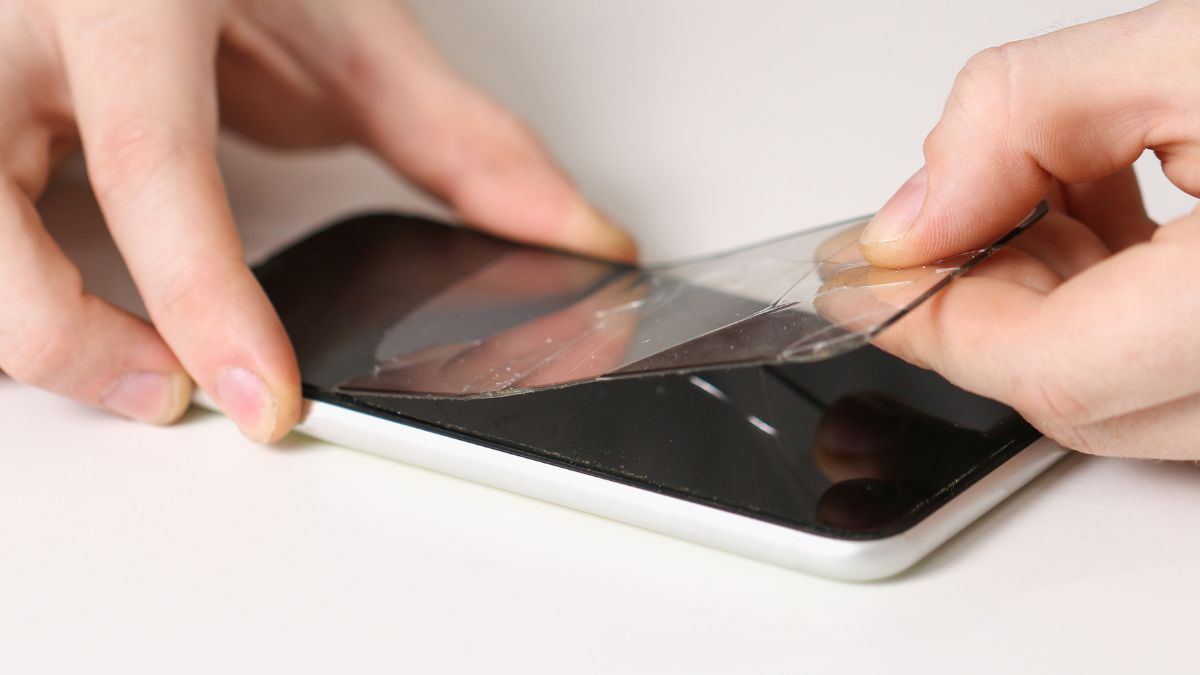Tháo kính cường lực bị vỡ để sửa lỗi màn hình điện thoại bị đen nhưng vẫn có tiếng