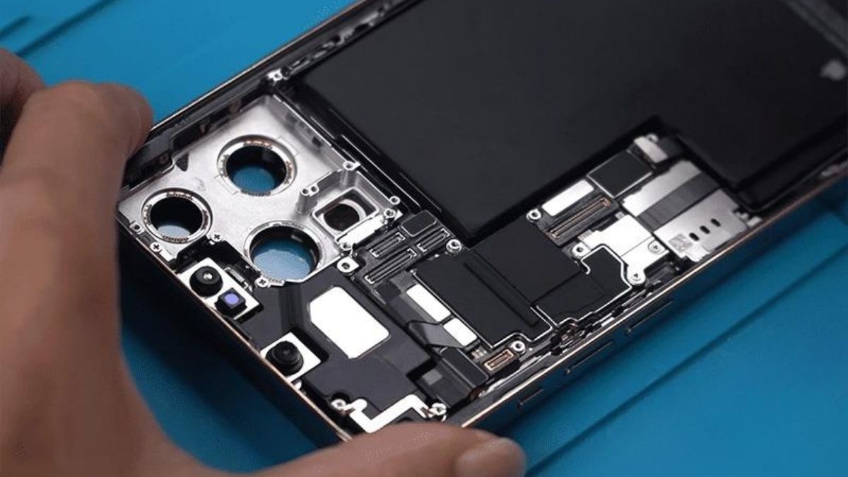 Mang máy đi sửa khi iphone 14 pro max bị tróc sơn viền quá nặng