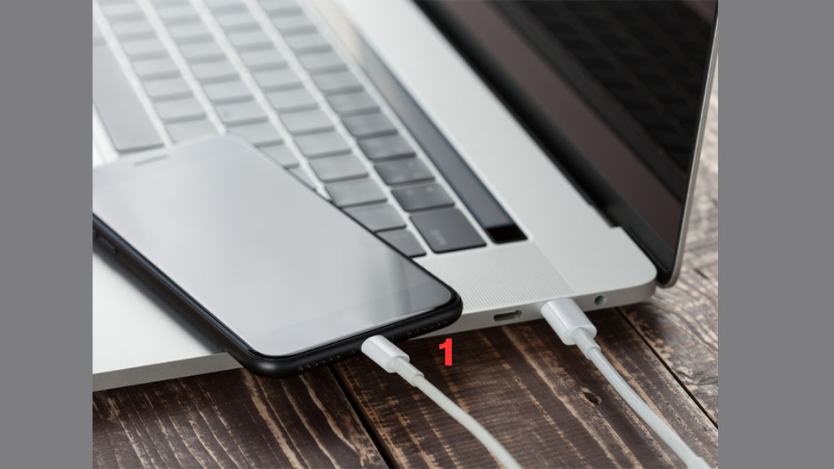 Kết nối iPhone với máy tính để khôi phục lỗi iphone bị xanh màn hình qua DFU.