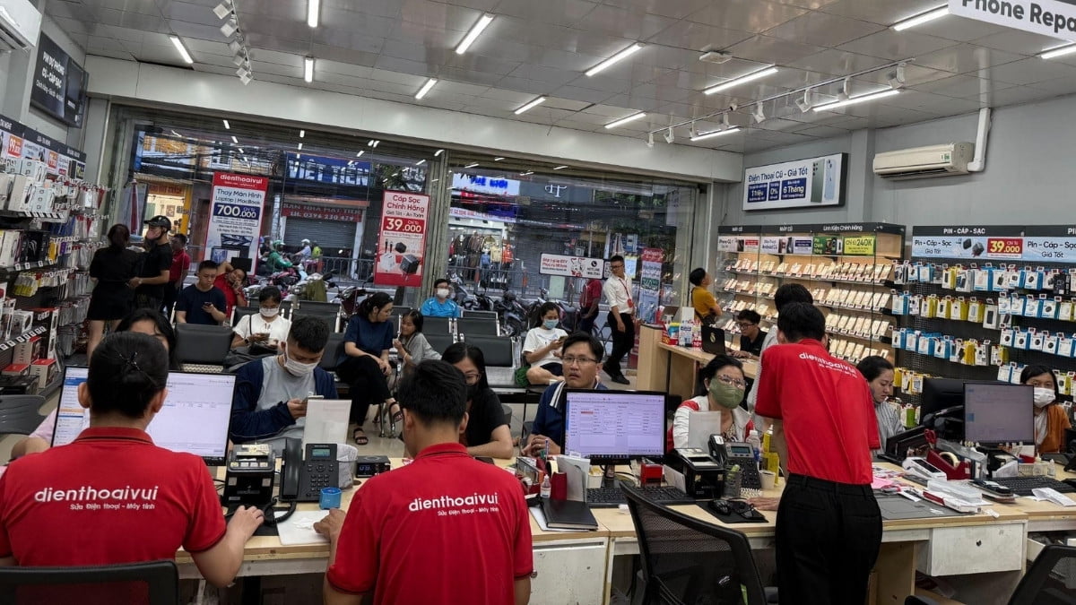 Hình ảnh đội ngũ kỹ thuật viên Điện Thoại Vui đang làm việc, nơi kiểm tra lỗi iphone 15 pro max bị đơ cảm ứng.