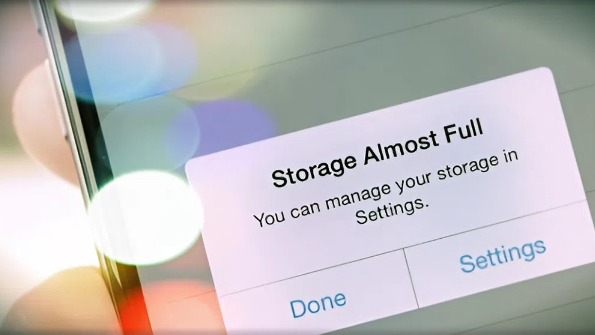 Màn hình iPhone hiển thị cảnh báo Storage Almost Full (Bộ nhớ gần đầy), nguyên nhân gây ra iphone bị đơ cảm ứng.