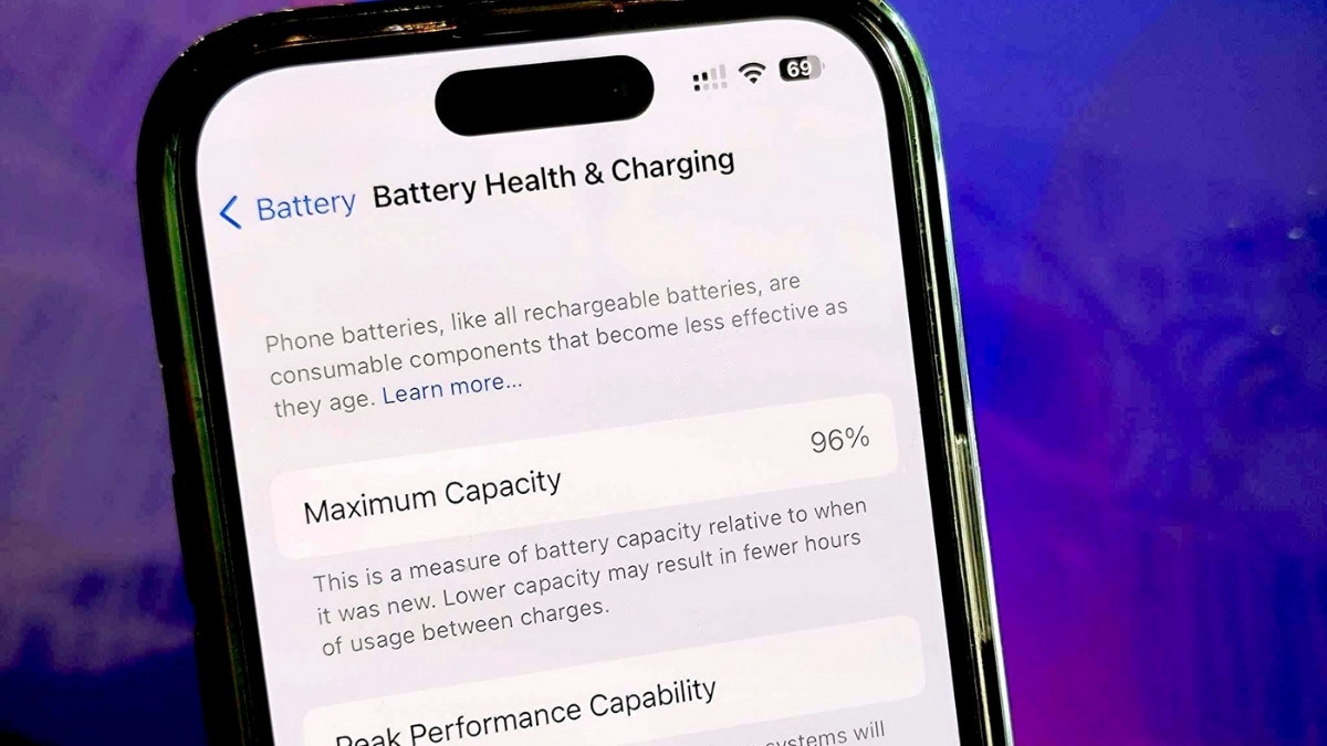Màn hình kiểm tra tình trạng pin Battery Health & Charging với dung lượng tối đa (96%), gợi ý nguyên nhân iphone bị đơ cảm ứng.