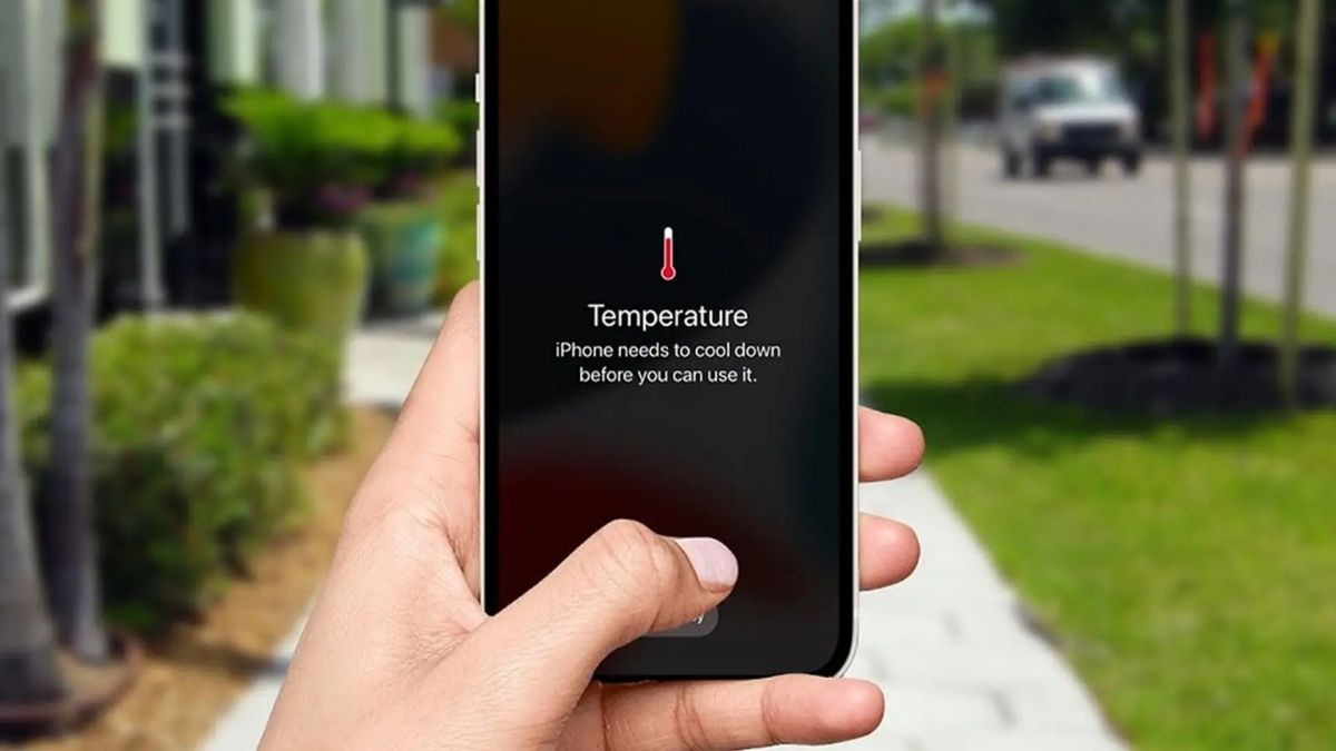 Màn hình iPhone hiển thị cảnh báo Temperature (Nhiệt độ), giải pháp làm mát máy khi 15 pro max lỗi màn hình.