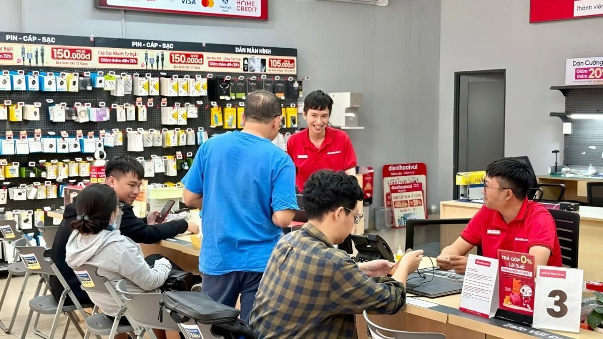 Toàn cảnh trung tâm sửa chữa Điện Thoại Vui, nơi khắc phục triệt để iphone 15 pro max lỗi màn hình do phần cứng.