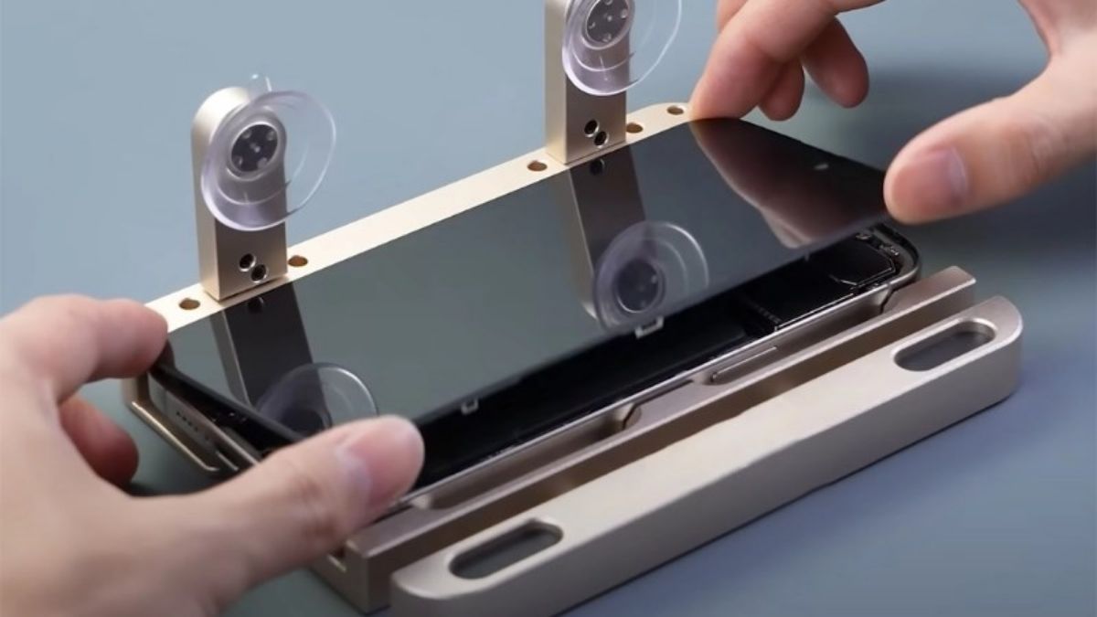 Cận cảnh tháo/thay màn hình iPhone bằng dụng cụ chuyên dụng, minh họa dấu hiệu cần thay màn hình cho iPhone 15 Pro Max.