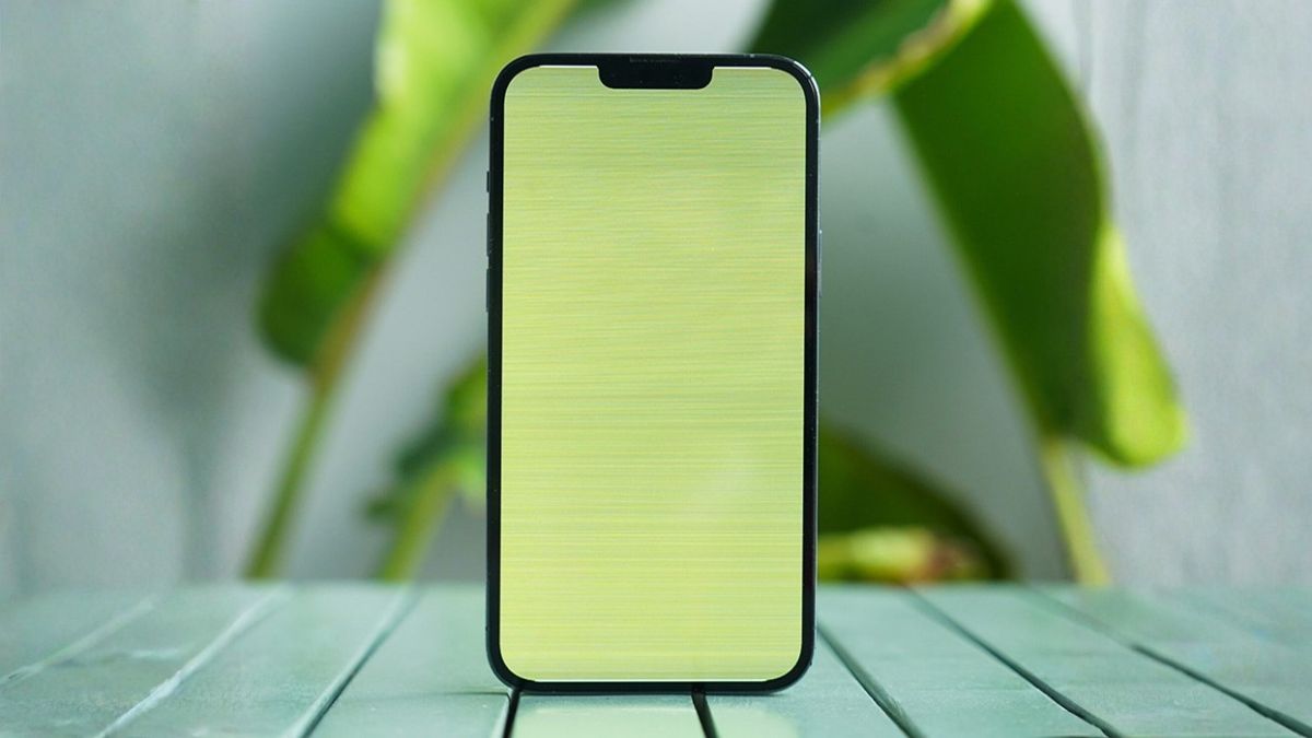 Hình ảnh iPhone 15 Pro Max bị lỗi màn hình vàng/xanh, hiển thị tông màu không chuẩn, giảm chất lượng hiển thị.