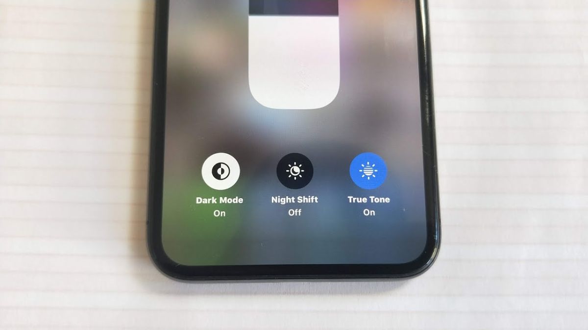 Cận cảnh tùy chọn Dark Mode, Night Shift, True Tone trên iPhone, nguyên nhân gây hiểu lầm 15 pro max lỗi màn hình.