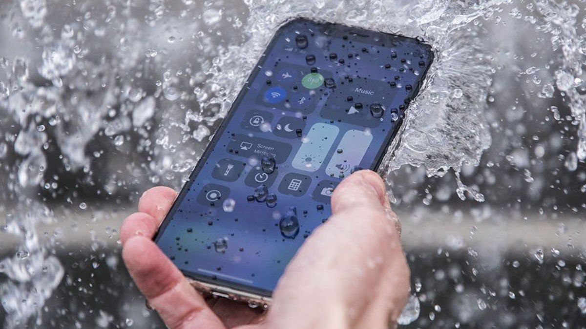 iPhone 15 Pro Max bị dính nước, minh họa nguyên nhân iphone 15 pro max bị lỗi màn hình do vô nước.