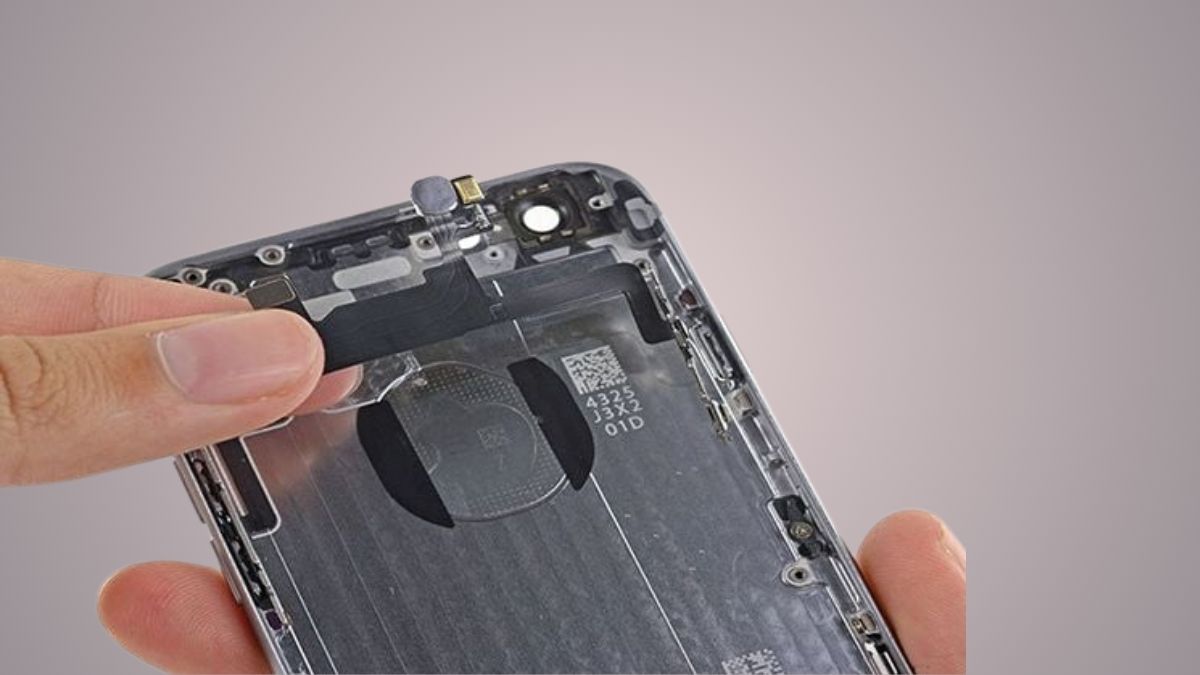 Cận cảnh tháo màn hình iPhone để lộ linh kiện bên trong, minh họa nguyên nhân lỗi IC điều khiển màn hình.