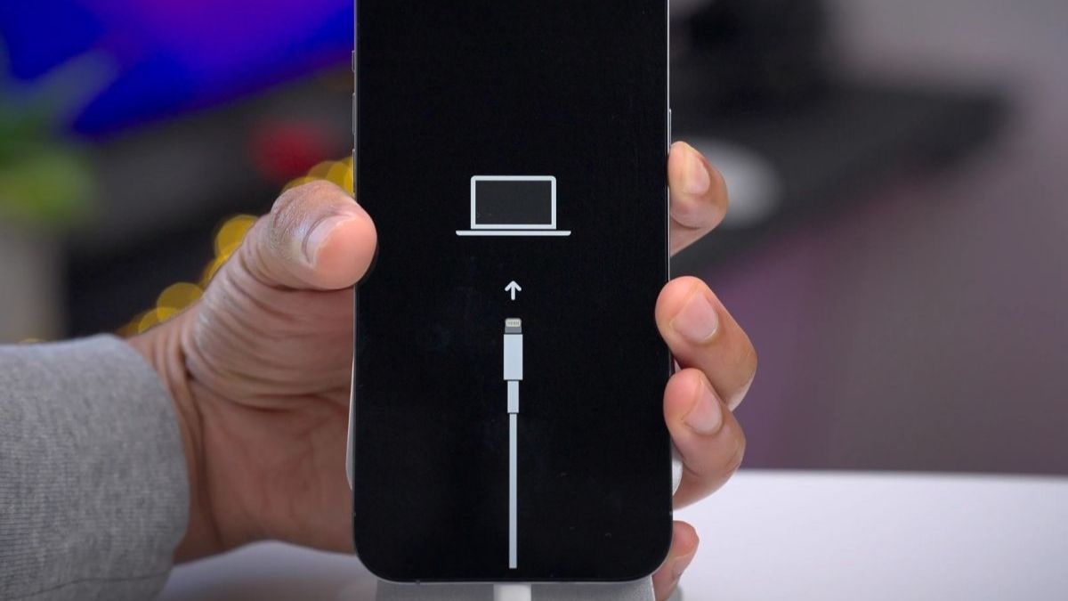 Màn hình iPhone hiển thị biểu tượng kết nối máy tính trong chế độ Recovery, cách khắc phục iphone 15 pro max bị lỗi màn hình.