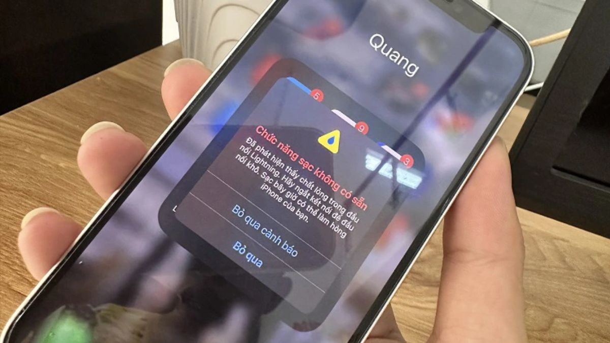 iPhone 15 sạc không vào pin do cổng sạc bị vô nước và hiển thị cảnh báo chất lỏng.