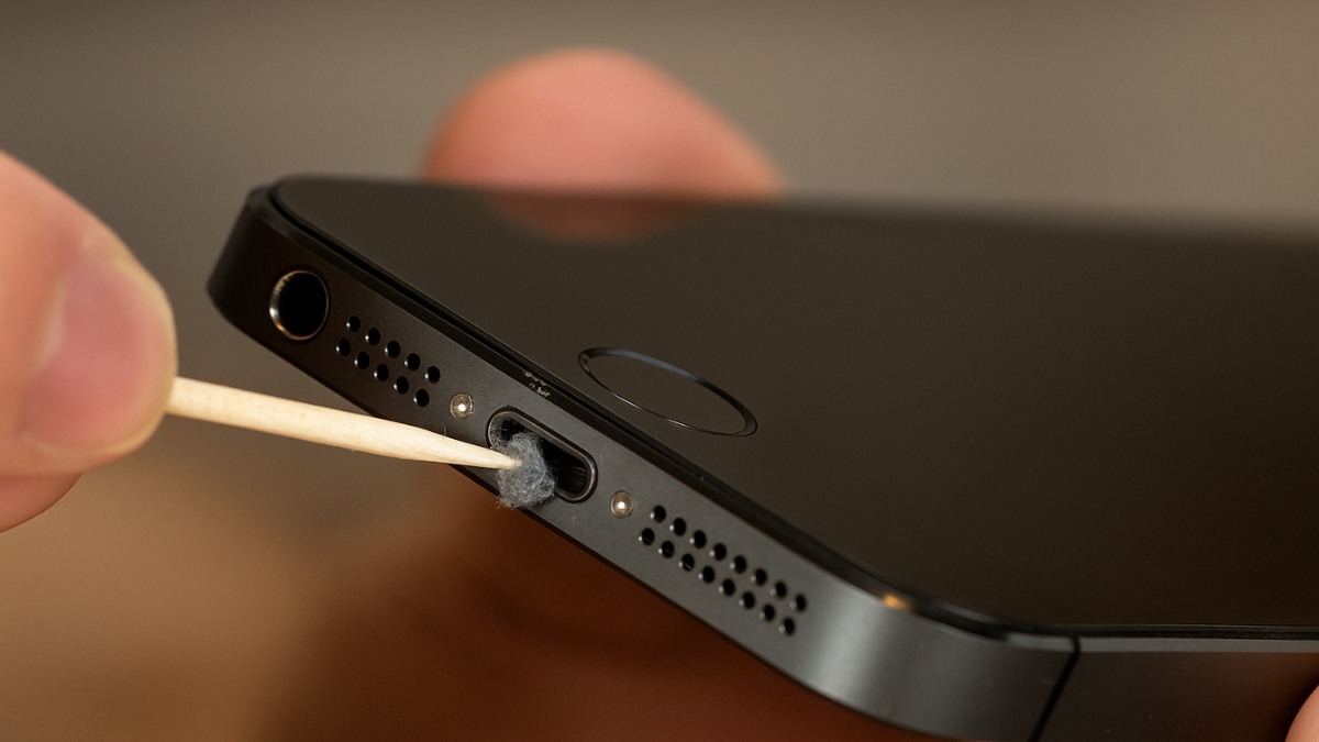 Làm sạch cổng sạc USB-C để khắc phục lỗi điện thoại iphone sạc không vào pin do bụi bẩn.