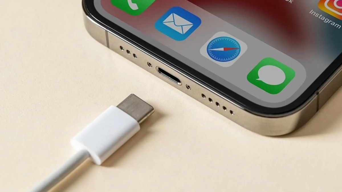 iPhone 15 sạc không vào pin do cáp sạc USB-C bị lỗi, không nhận điện.