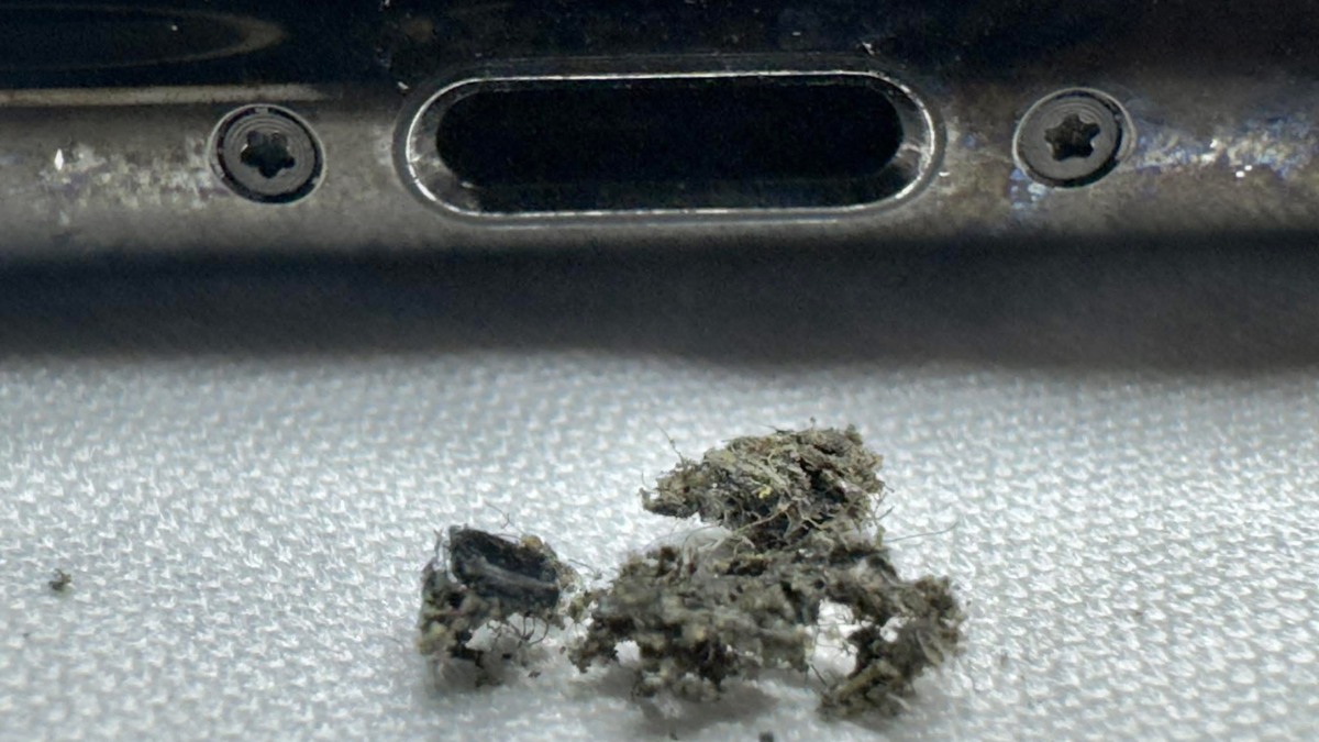 Bụi bẩn và xơ vải bám ở cổng USB-C khiến điện thoại iphone sạc không vào pin.