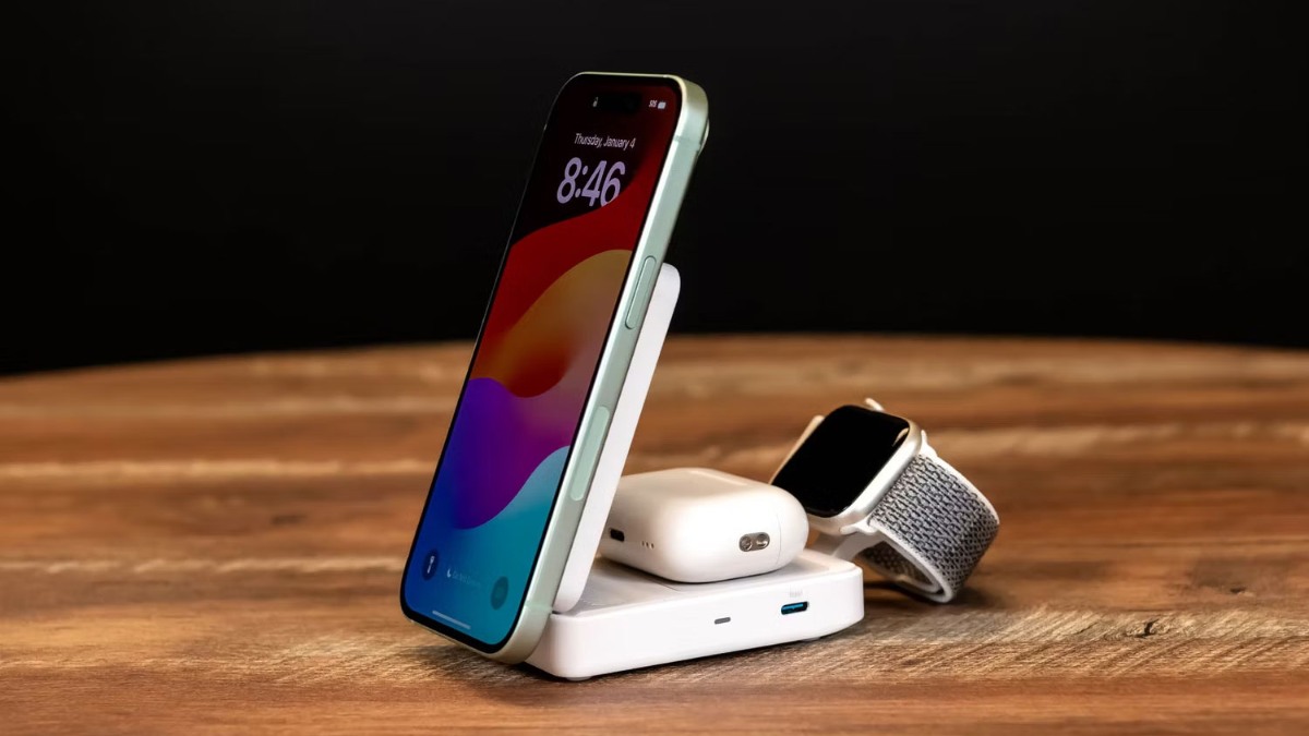 Đặt lệch iPhone trên đế sạc không dây là nguyên nhân điện thoại iphone sạc không vào pin.